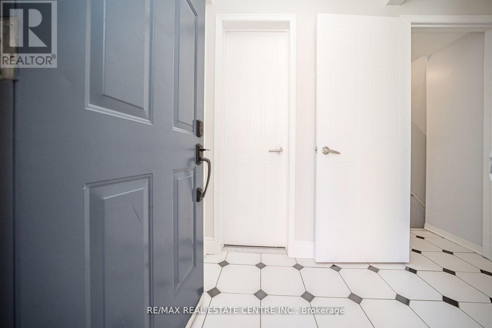 36 Lockwood Road, Brampton, Ontario  L6Y 4T7 - Photo 6 - W12206729