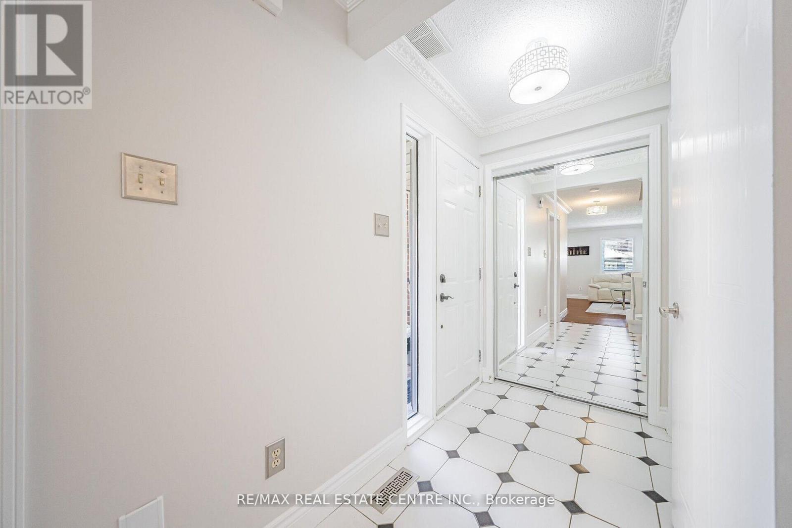 36 Lockwood Road, Brampton, Ontario  L6Y 4T7 - Photo 7 - W12206729