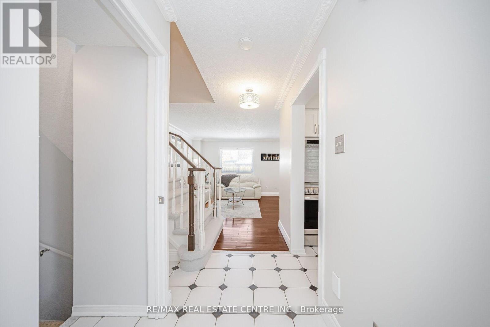 36 Lockwood Road, Brampton, Ontario  L6Y 4T7 - Photo 9 - W12206729