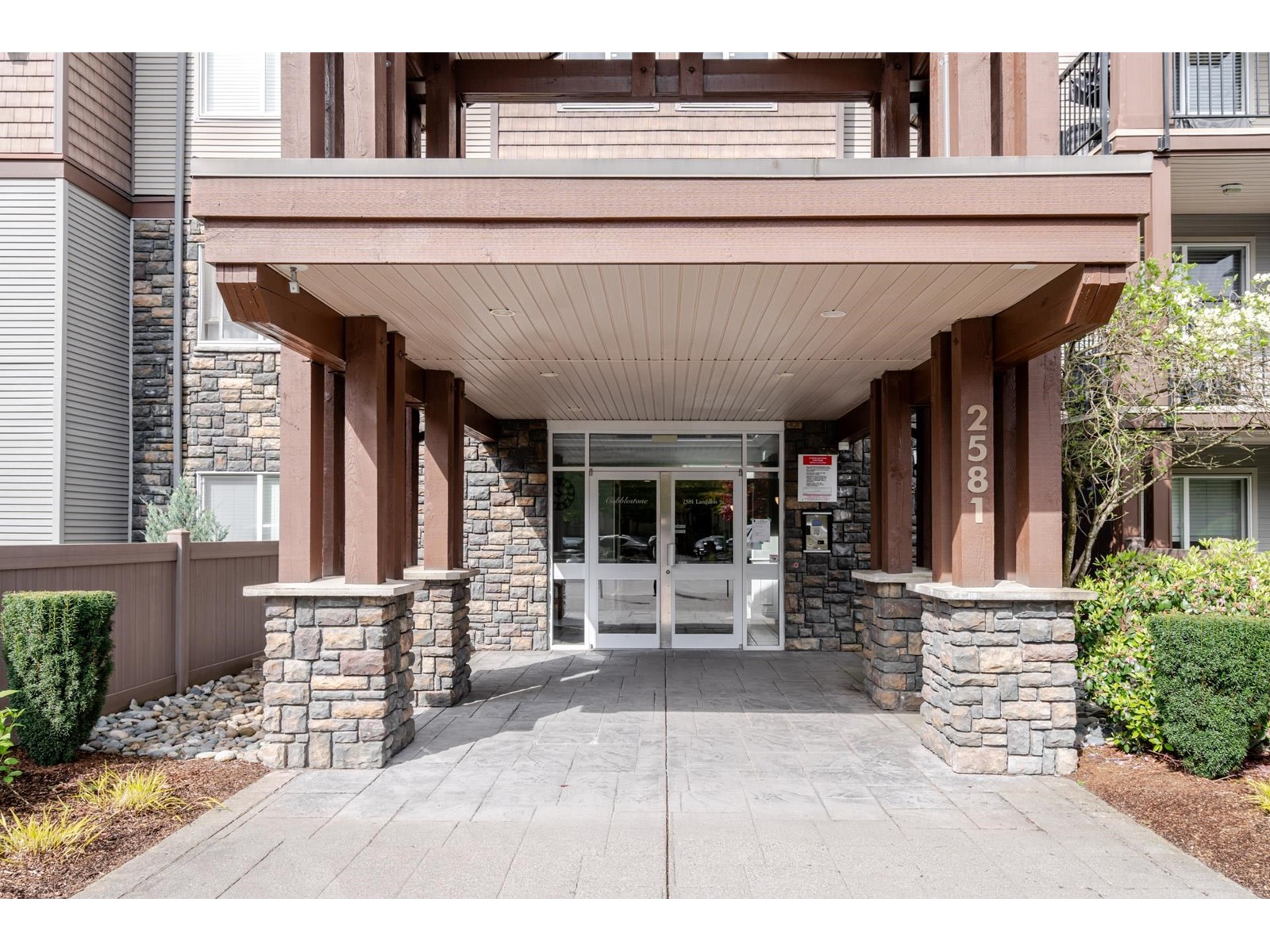 109 2581 Langdon Street, Abbotsford, British Columbia  V2T 7A3 - Photo 2 - R3012422