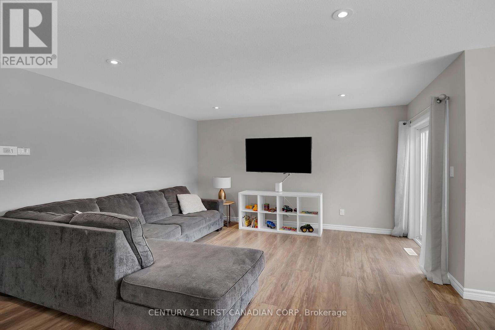 226 Emery Street, Central Elgin, Ontario  N5L 0A5 - Photo 8 - X12206932