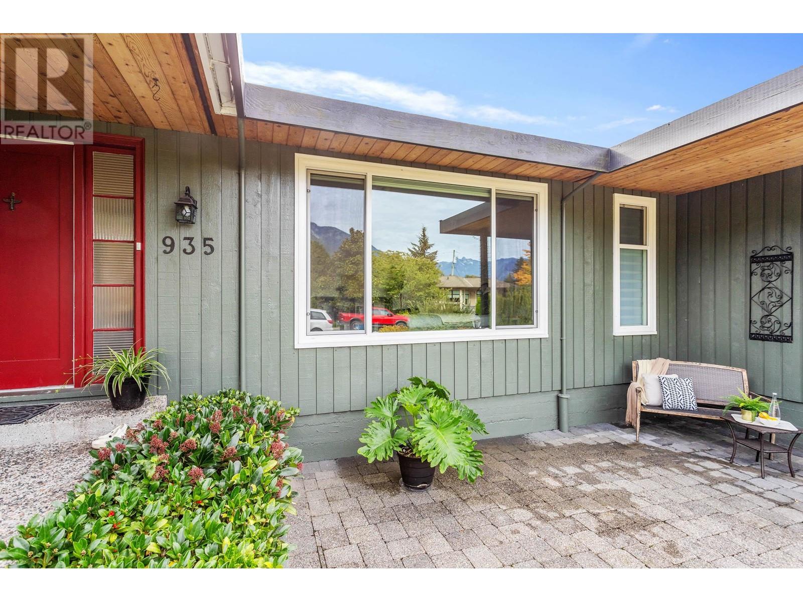 Property at 935 BEACONSFIELD ROAD image 2