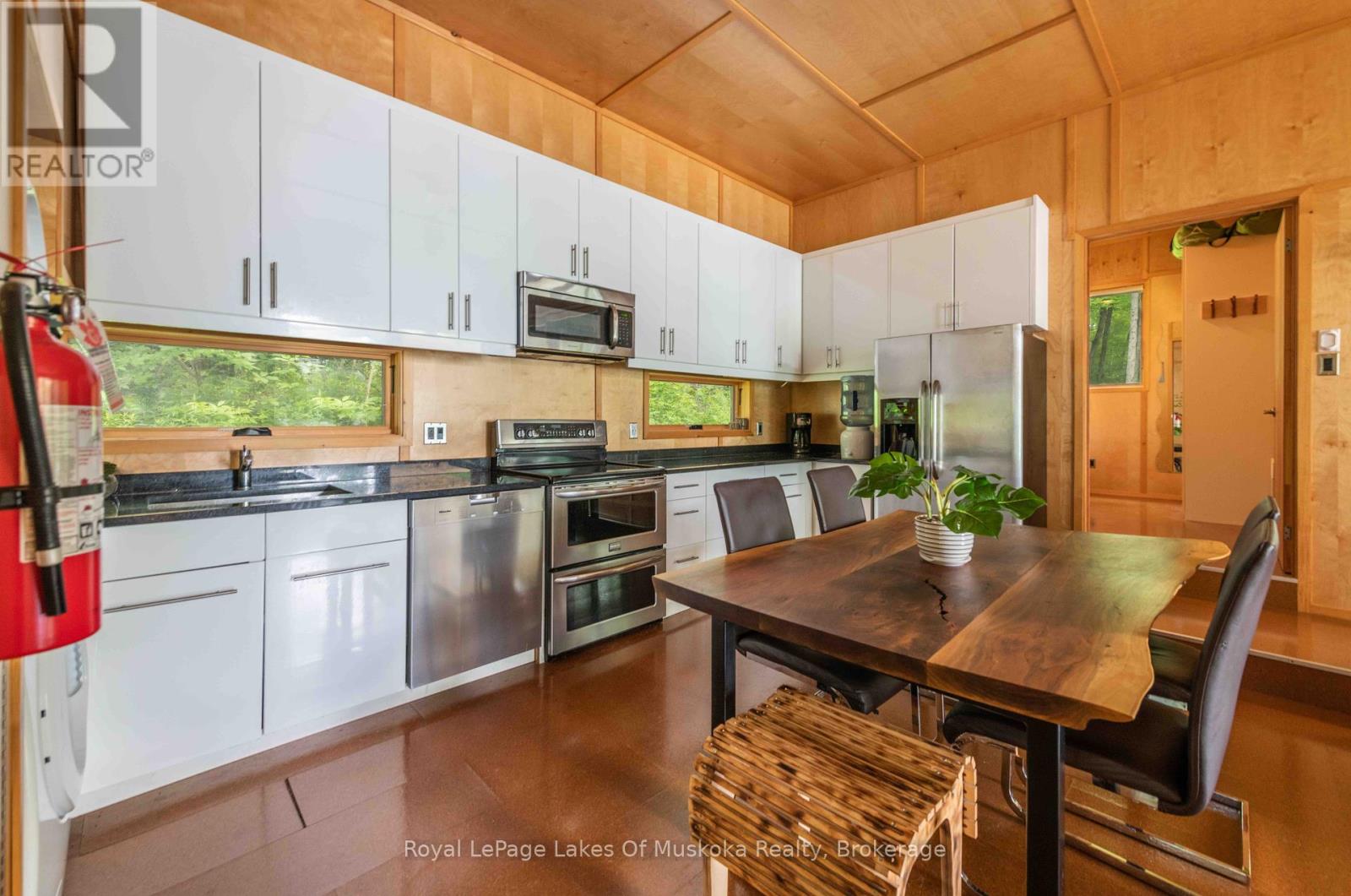 484 Big Island S, Huntsville, Ontario  P1H 2J3 - Photo 7 - X12206776