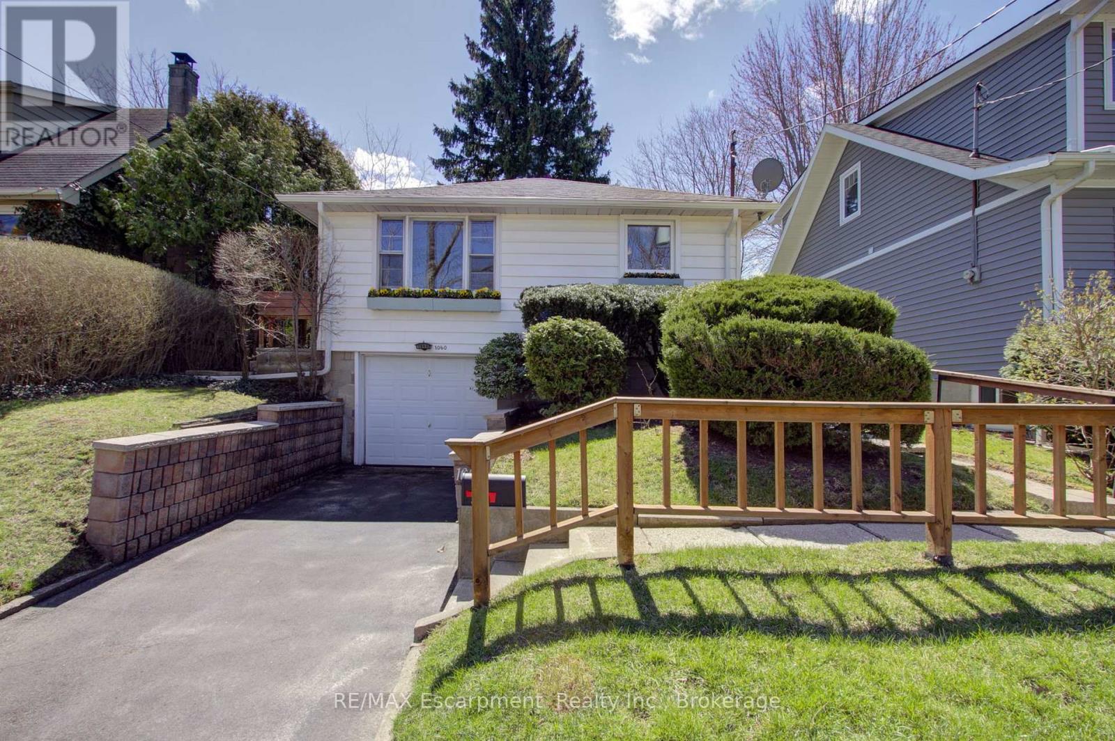 1060 Brook View Avenue, Burlington, Ontario  L7T 1V6 - Photo 1 - W12206796