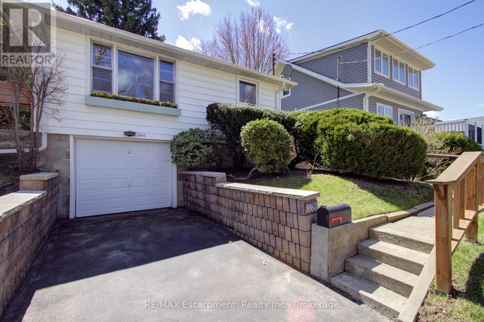 1060 Brook View Avenue, Burlington, Ontario  L7T 1V6 - Photo 5 - W12206796