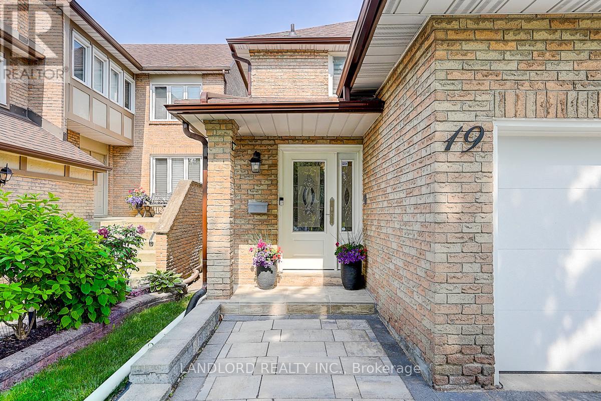 19 Esther Crescent, Vaughan, Ontario  L4J 3J8 - Photo 3 - N12206852