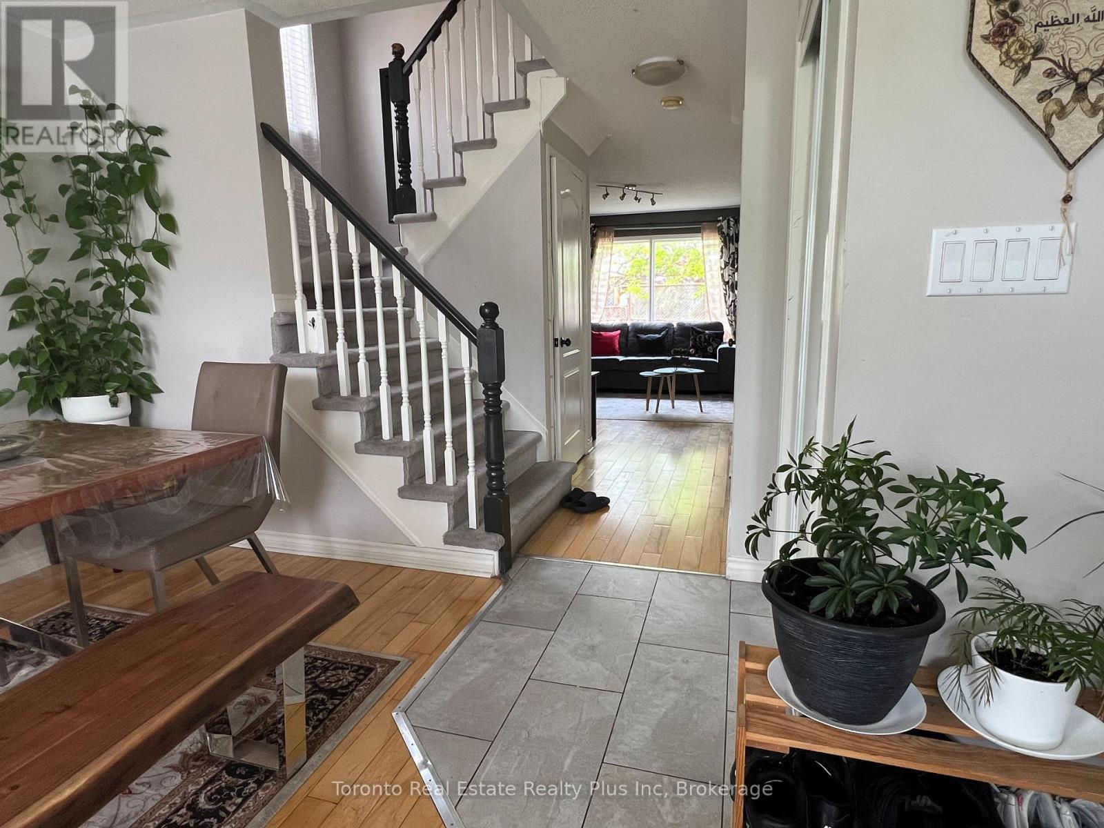 719 Hutchinson Avenue, Milton, Ontario  L9T 6A6 - Photo 2 - W12178612