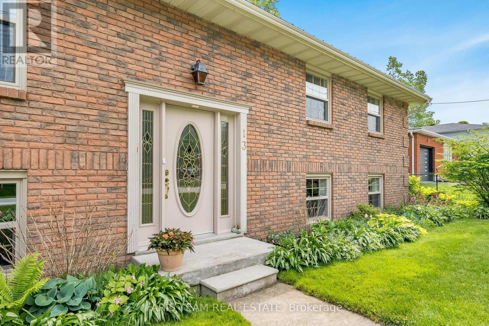 13 Jardine Crescent, Clearview, Ontario  L0M 1G0 - Photo 3 - S12206843