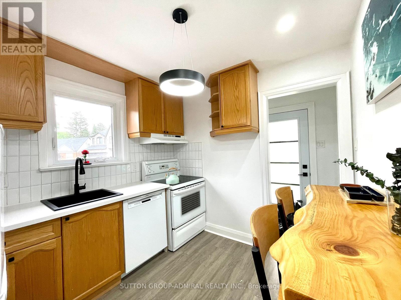9 Nordale Crescent, Toronto, Ontario  M6M 2Z9 - Photo 8 - W12190046