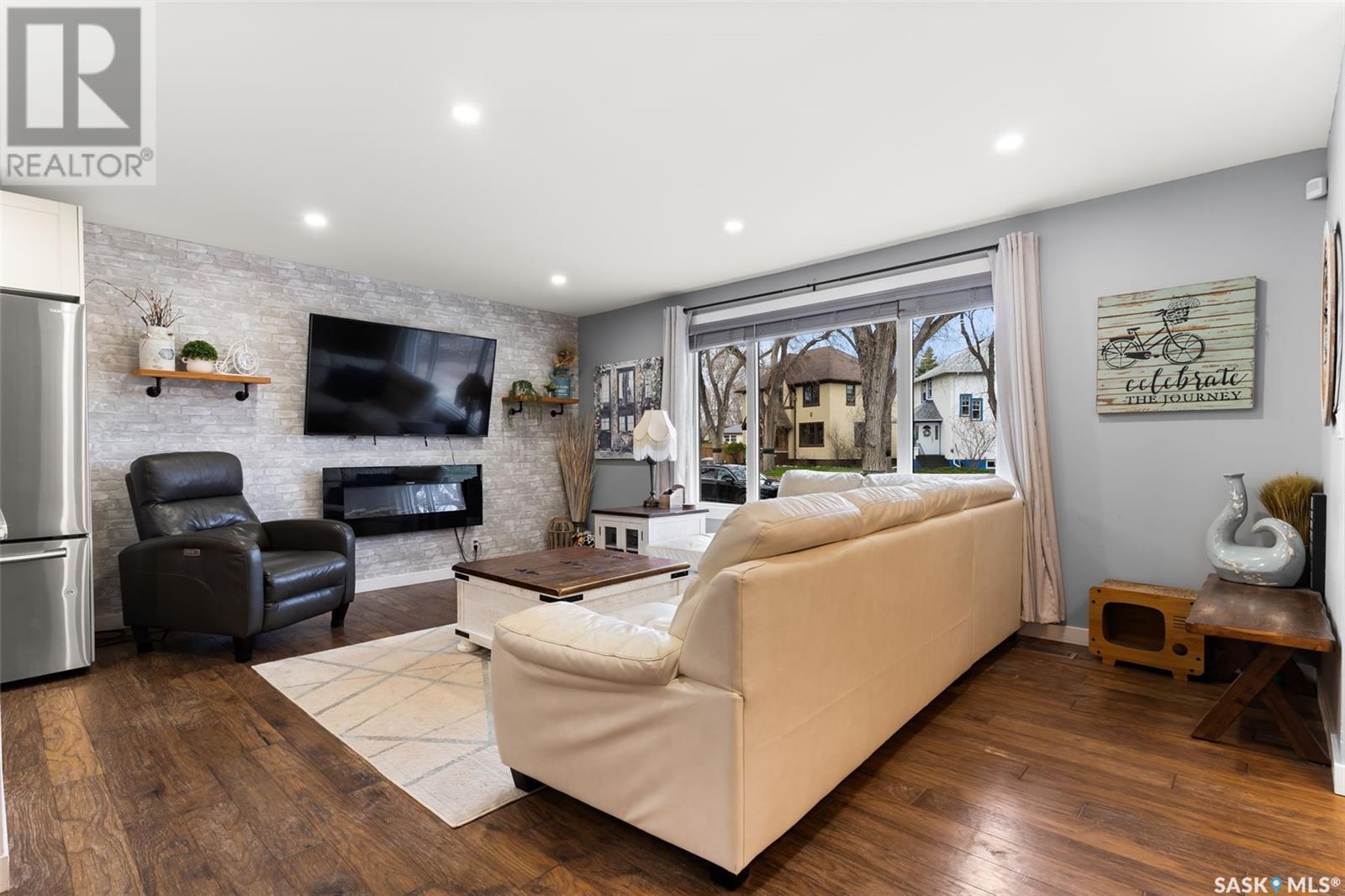 Property at 120 Connaught CRESCENT image 4