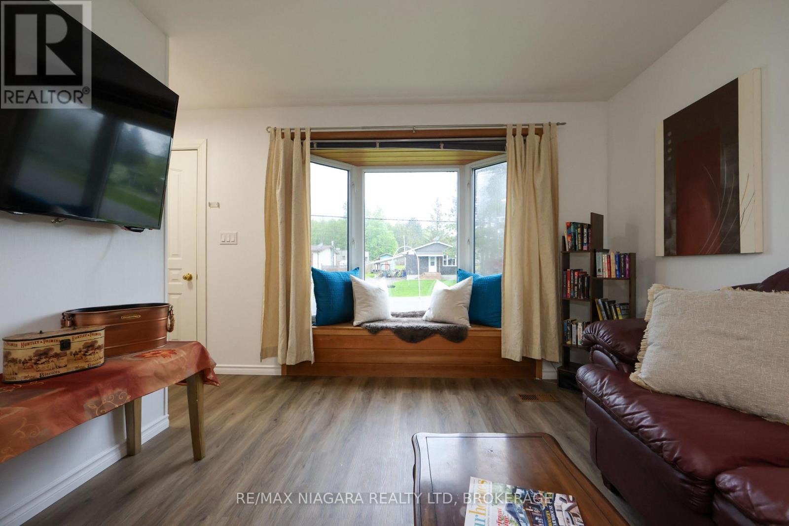 31 Spruce Drive, Temagami, Ontario  P0H 2H0 - Photo 5 - X12188002