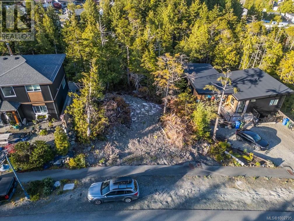 851 Lorne White Pl, Ucluelet, British Columbia  V0R 3A0 - Photo 2 - 1002795