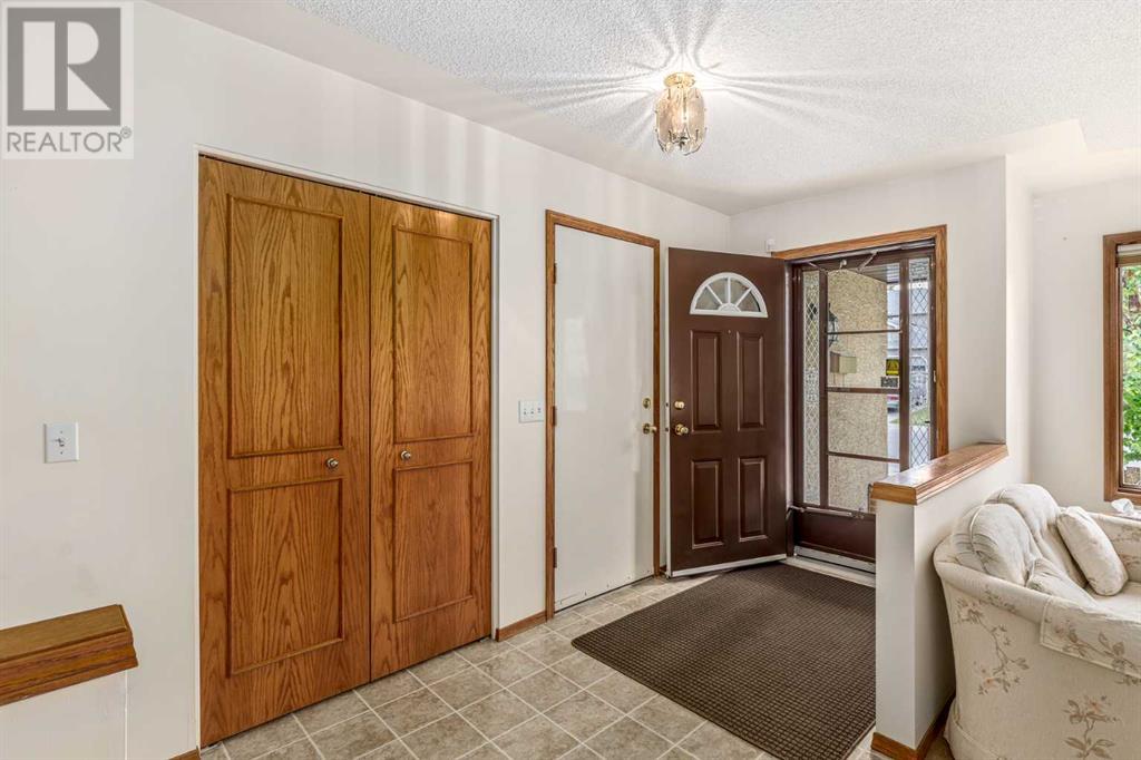 16 Sandalwood Close Nw, Calgary, Alberta  T3K 3Z4 - Photo 4 - A2228361
