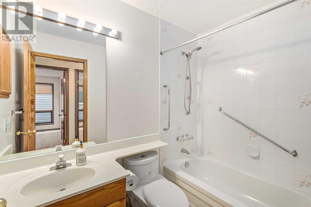 16 Sandalwood Close Nw, Calgary, Alberta  T3K 3Z4 - Photo 23 - A2228361