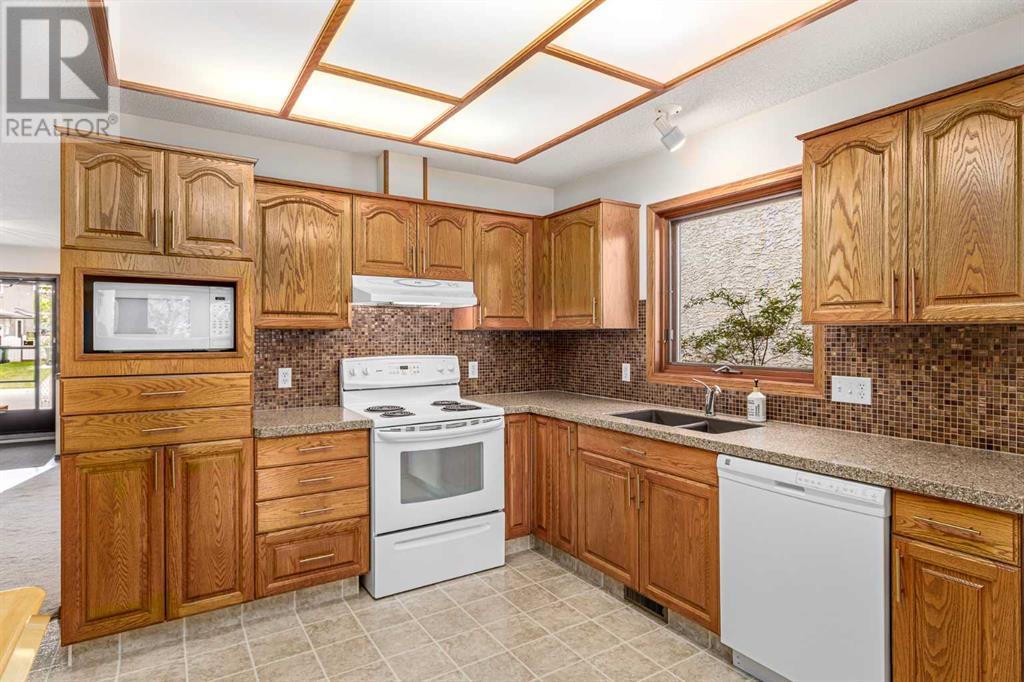 16 Sandalwood Close Nw, Calgary, Alberta  T3K 3Z4 - Photo 13 - A2228361