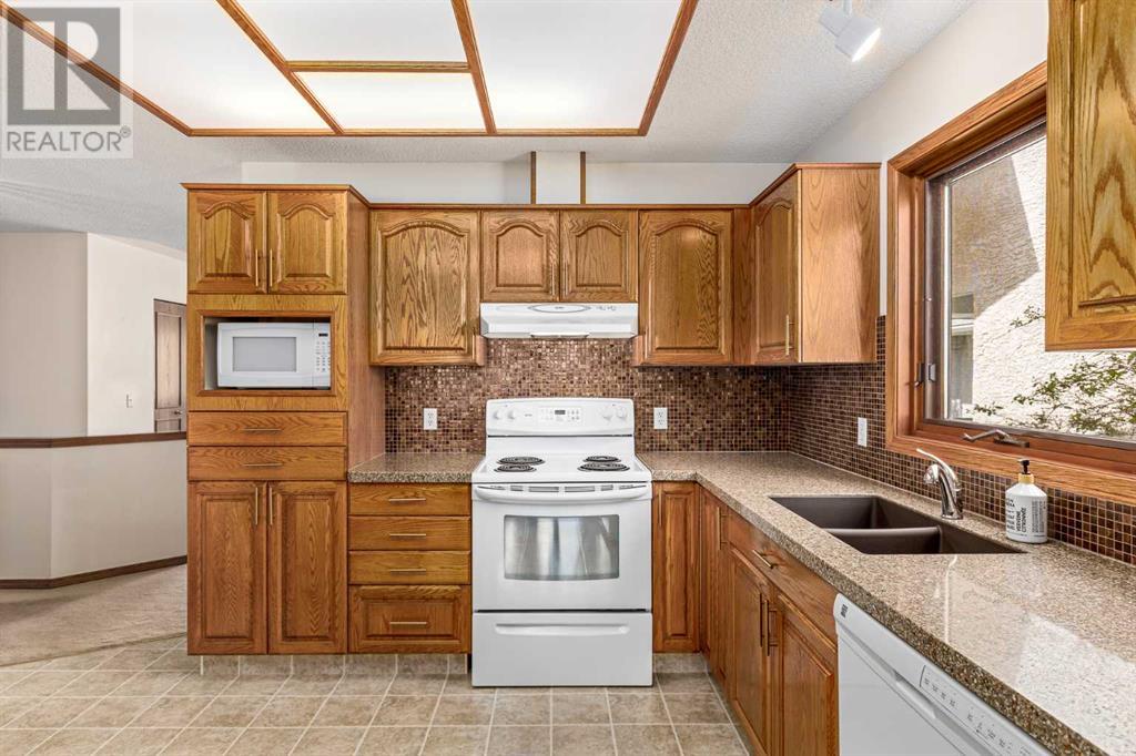 16 Sandalwood Close Nw, Calgary, Alberta  T3K 3Z4 - Photo 12 - A2228361