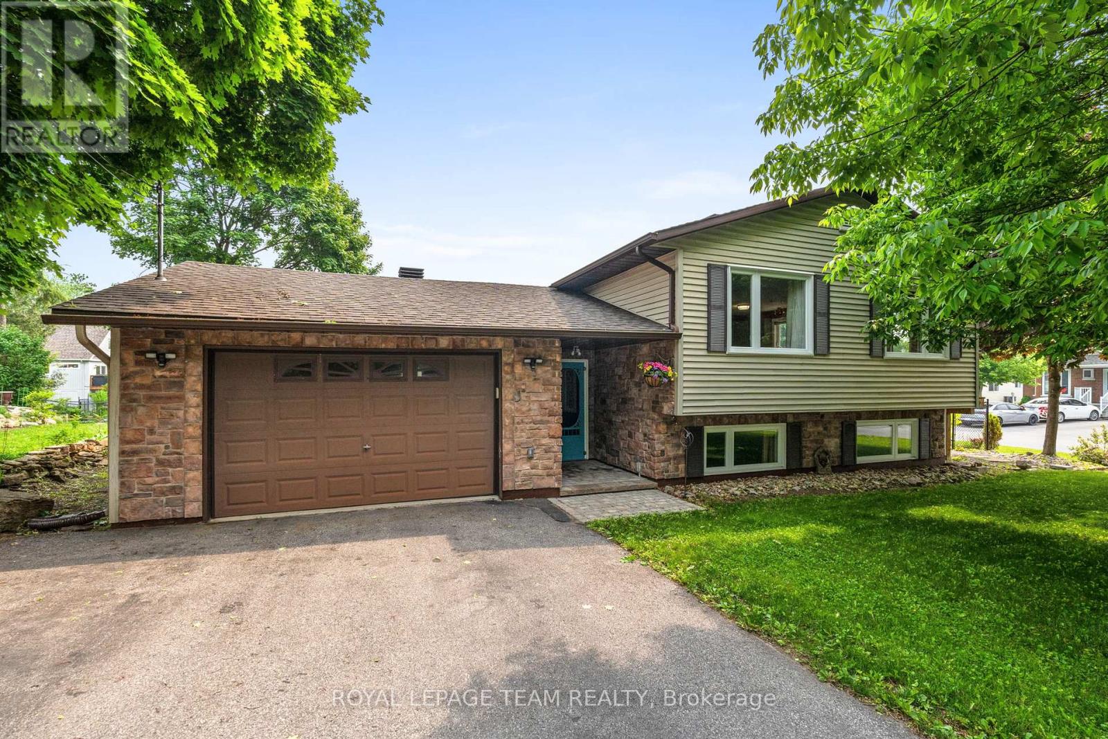 105 Campbell Street, Carleton Place, Ontario  K7C 2R8 - Photo 1 - X12207007
