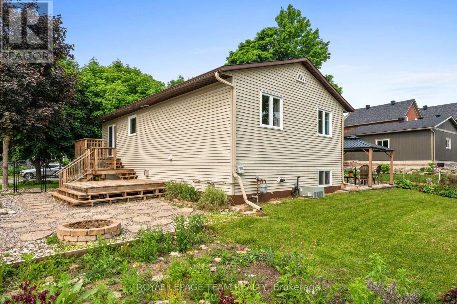 105 Campbell Street, Carleton Place, Ontario  K7C 2R8 - Photo 3 - X12207007
