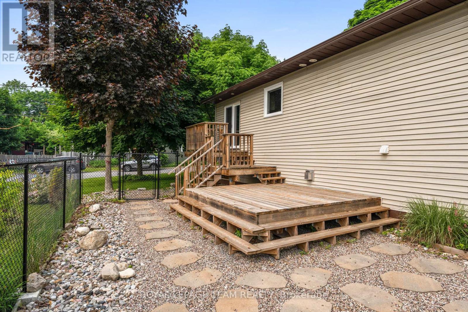 105 Campbell Street, Carleton Place, Ontario  K7C 2R8 - Photo 4 - X12207007