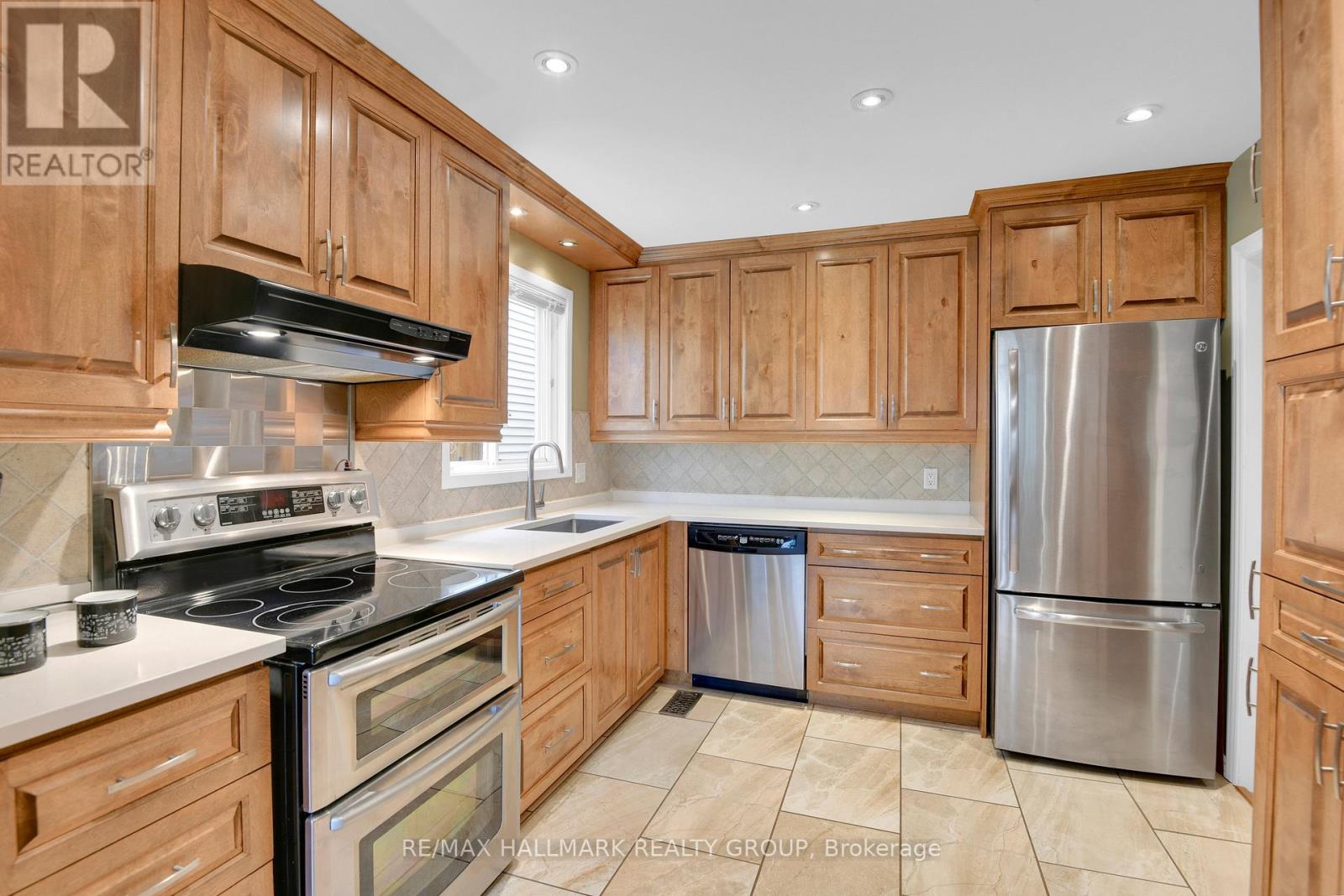 411 Sanderling Crescent, Ottawa, Ontario  K1E 2V5 - Photo 5 - X12207121