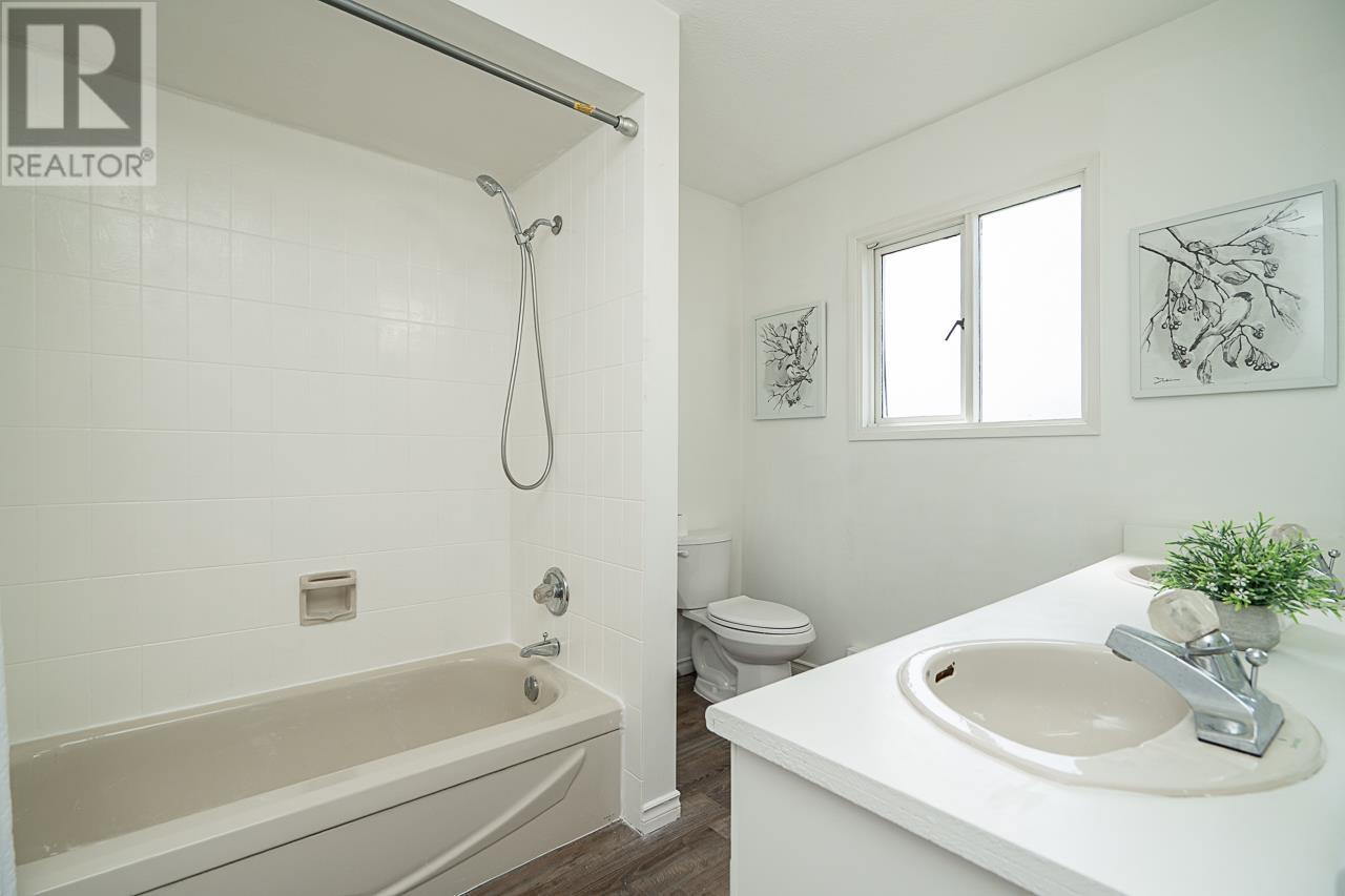 2948 Roseglen Court, Burnaby, British Columbia  V5A 3W4 - Photo 8 - R2992130