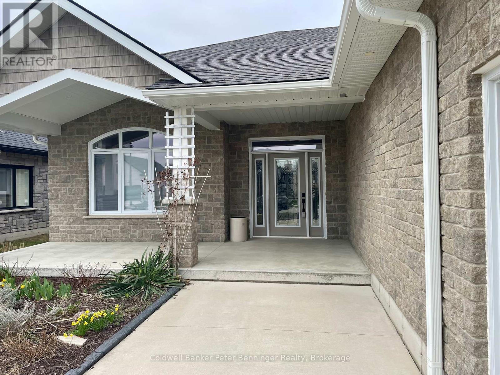 205 Irishwood Lane, Brockton, Ontario  N0G 2V0 - Photo 4 - X11985976