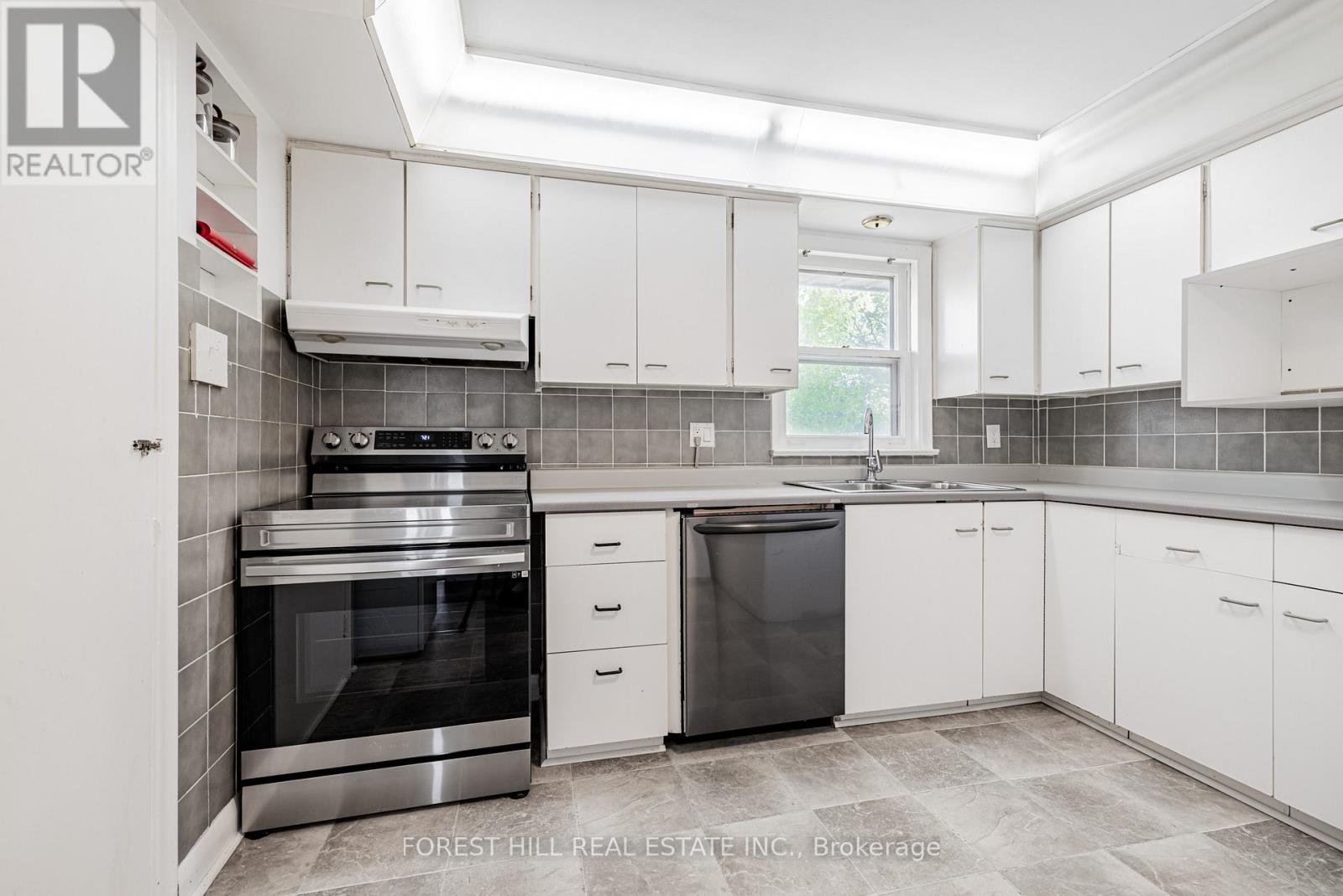 Main - 11 Greenbriar Road, Toronto, Ontario  M2K 1H4 - Photo 5 - C12207023