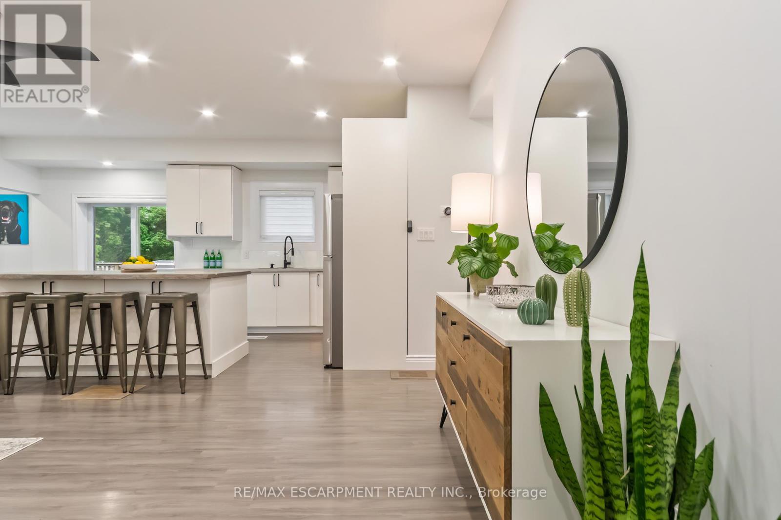 354 Bartos Drive, Oakville, Ontario  L6K 3E6 - Photo 4 - W12167372