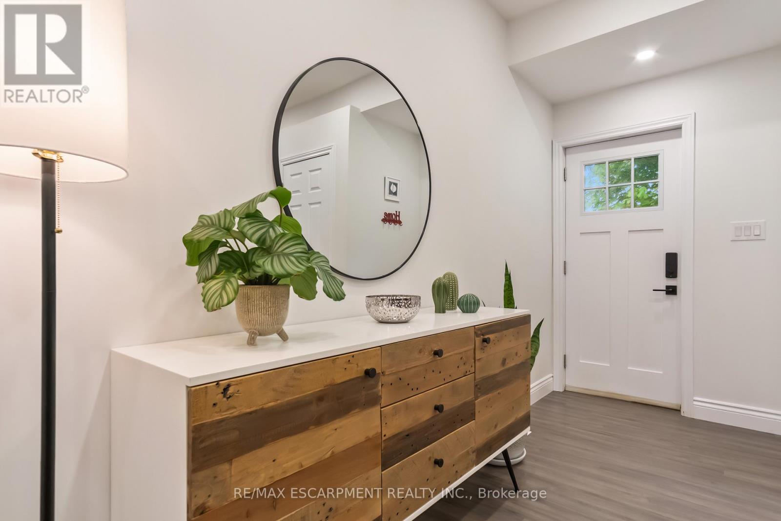 354 Bartos Drive, Oakville, Ontario  L6K 3E6 - Photo 3 - W12167372