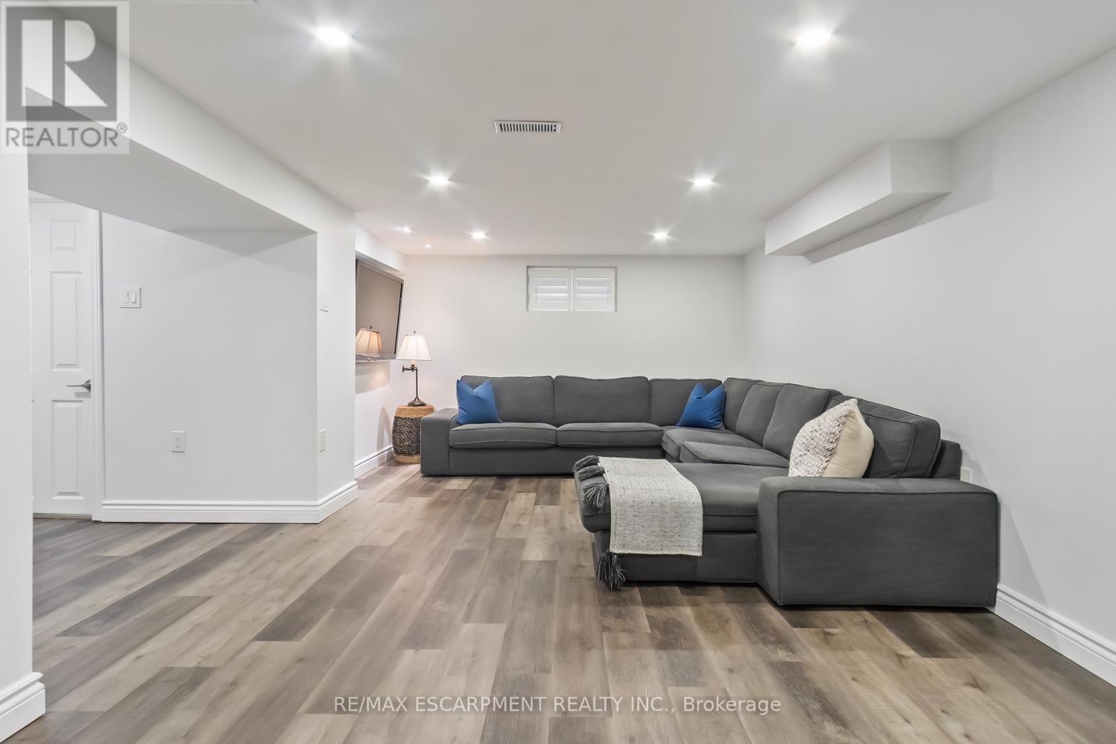 354 Bartos Drive, Oakville, Ontario  L6K 3E6 - Photo 18 - W12167372