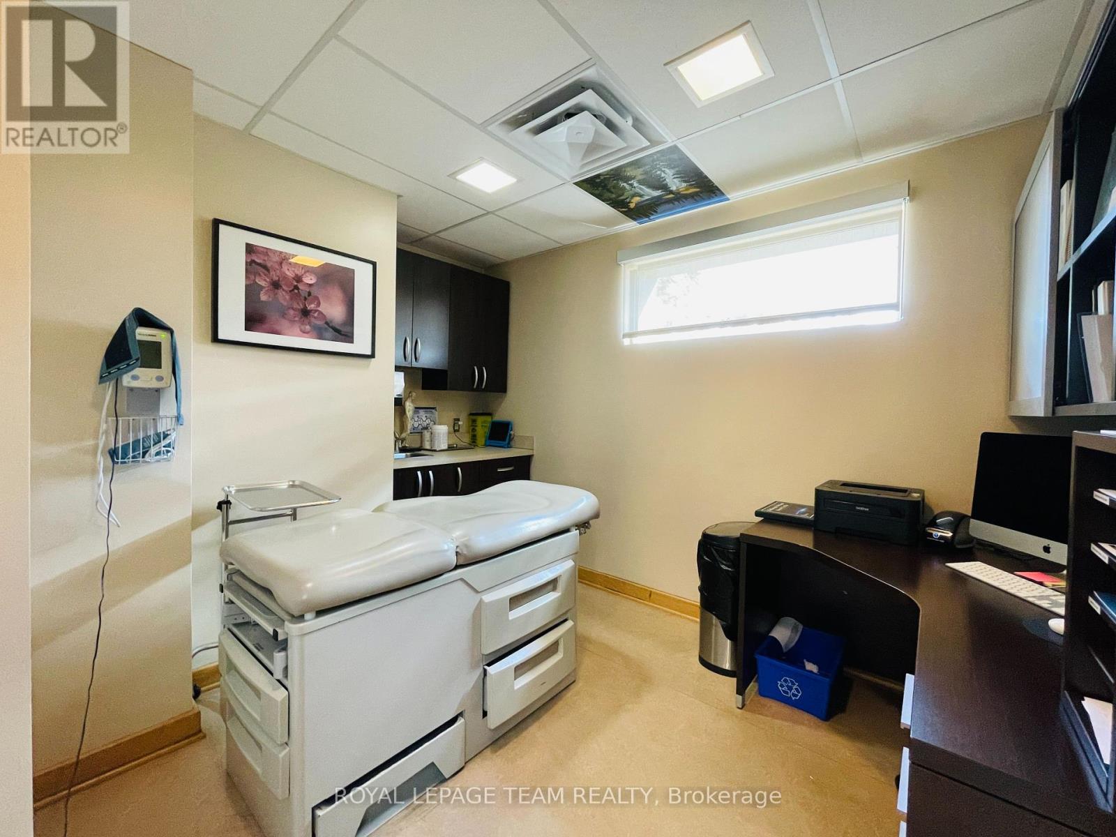 942 Merivale Road, Ottawa, Ontario  K1Z 5Z9 - Photo 7 - X12207230