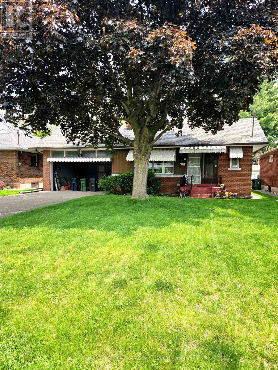 23 Sevenoaks Avenue, Toronto, Ontario  M8Z 3P6 - Photo 3 - W12207008
