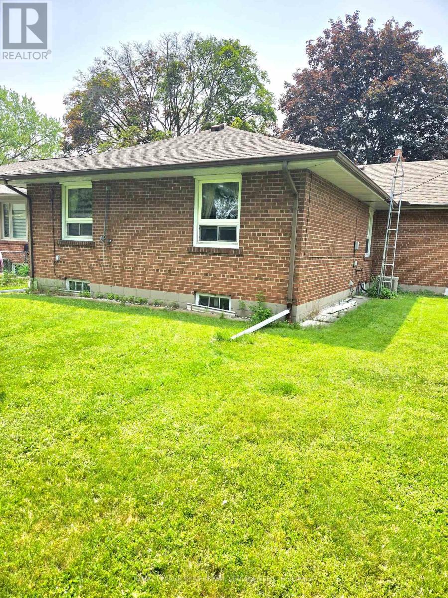 23 Sevenoaks Avenue, Toronto, Ontario  M8Z 3P6 - Photo 5 - W12207008