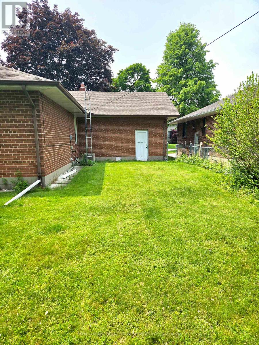 23 Sevenoaks Avenue, Toronto, Ontario  M8Z 3P6 - Photo 6 - W12207008