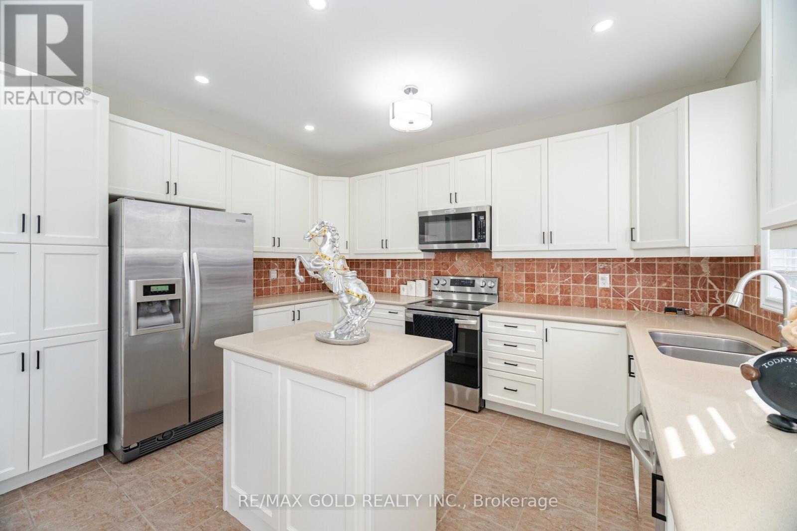 4 Fanfare Place, Brampton, Ontario  L6P 3E2 - Photo 9 - W12207018