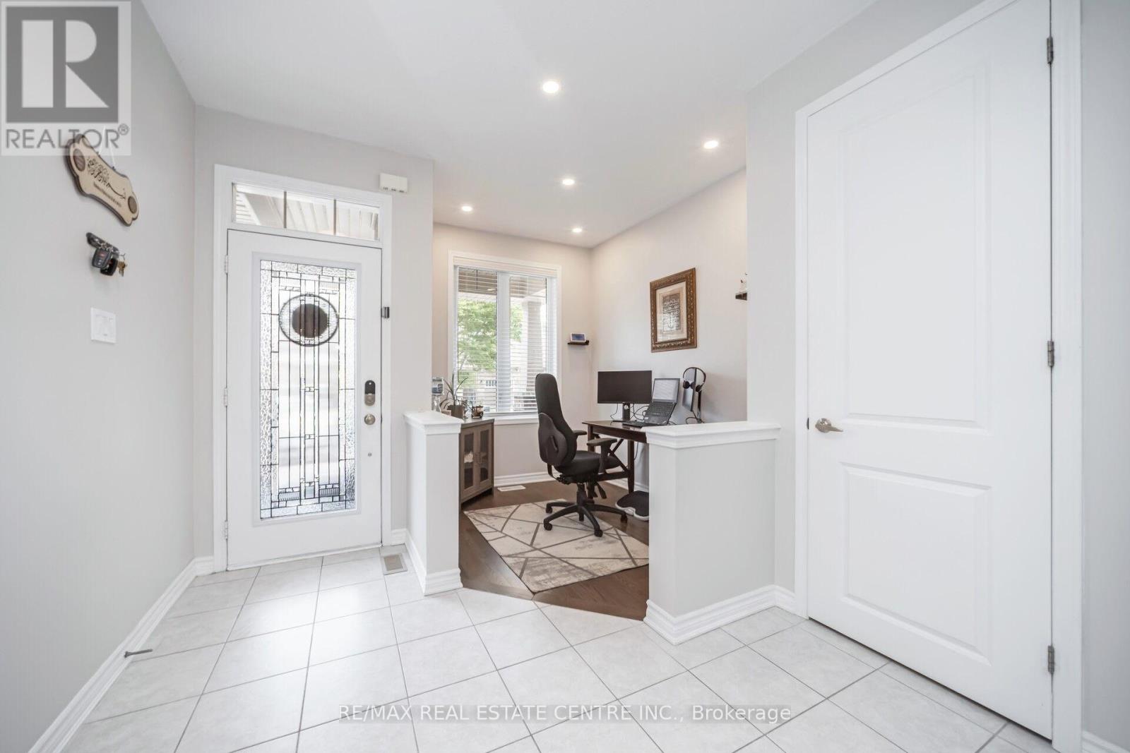 343 Emmett Landing, Milton, Ontario  L9E 0A6 - Photo 5 - W12207061