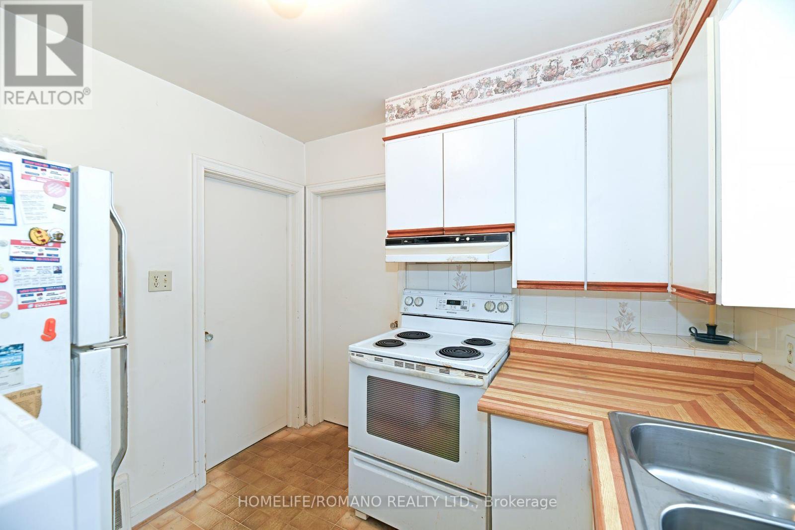 238 Epsom Downs Drive, Toronto, Ontario  M3M 1T4 - Photo 10 - W12207082