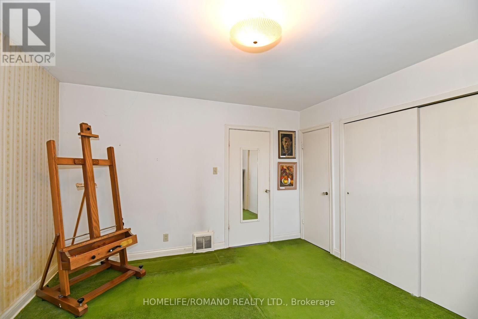 238 Epsom Downs Drive, Toronto, Ontario  M3M 1T4 - Photo 14 - W12207082