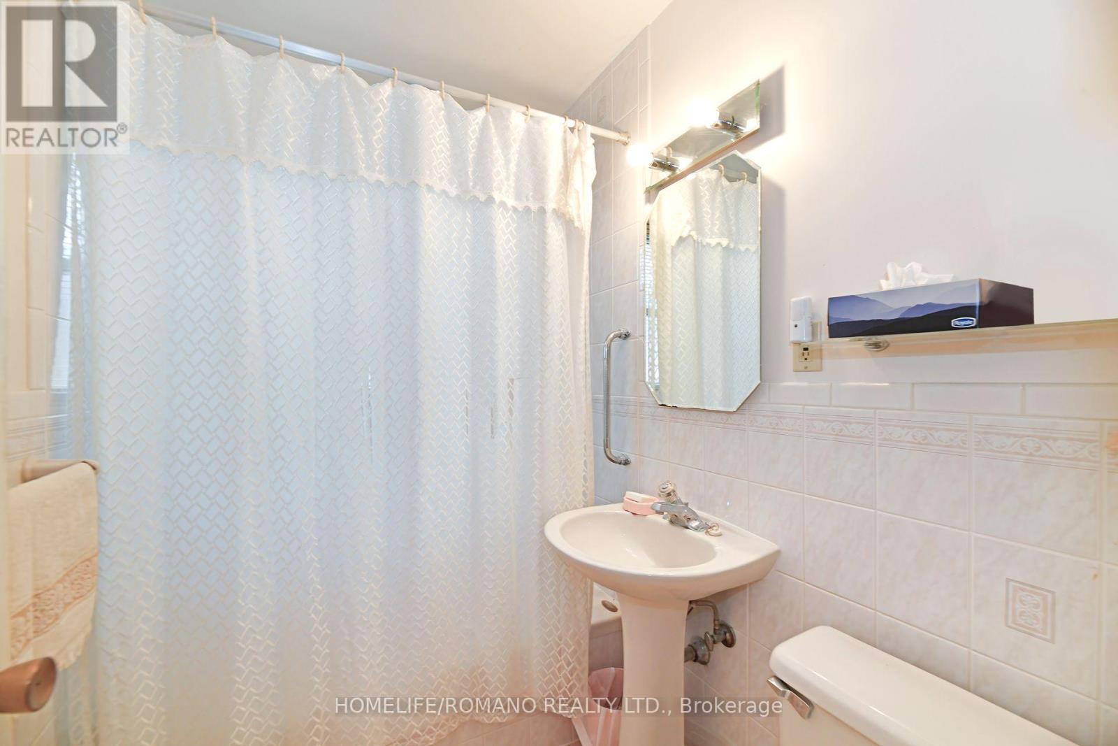 238 Epsom Downs Drive, Toronto, Ontario  M3M 1T4 - Photo 15 - W12207082