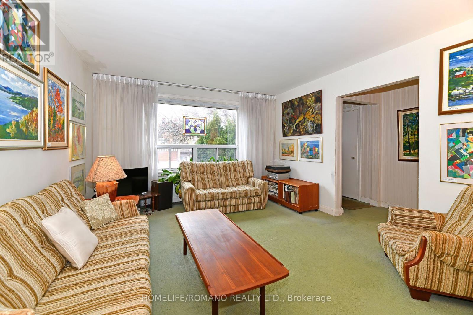 238 Epsom Downs Drive, Toronto, Ontario  M3M 1T4 - Photo 16 - W12207082