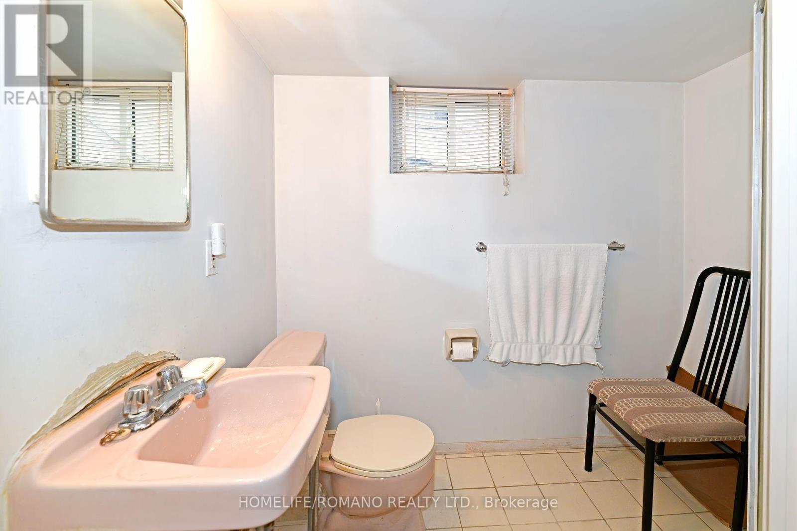 238 Epsom Downs Drive, Toronto, Ontario  M3M 1T4 - Photo 18 - W12207082