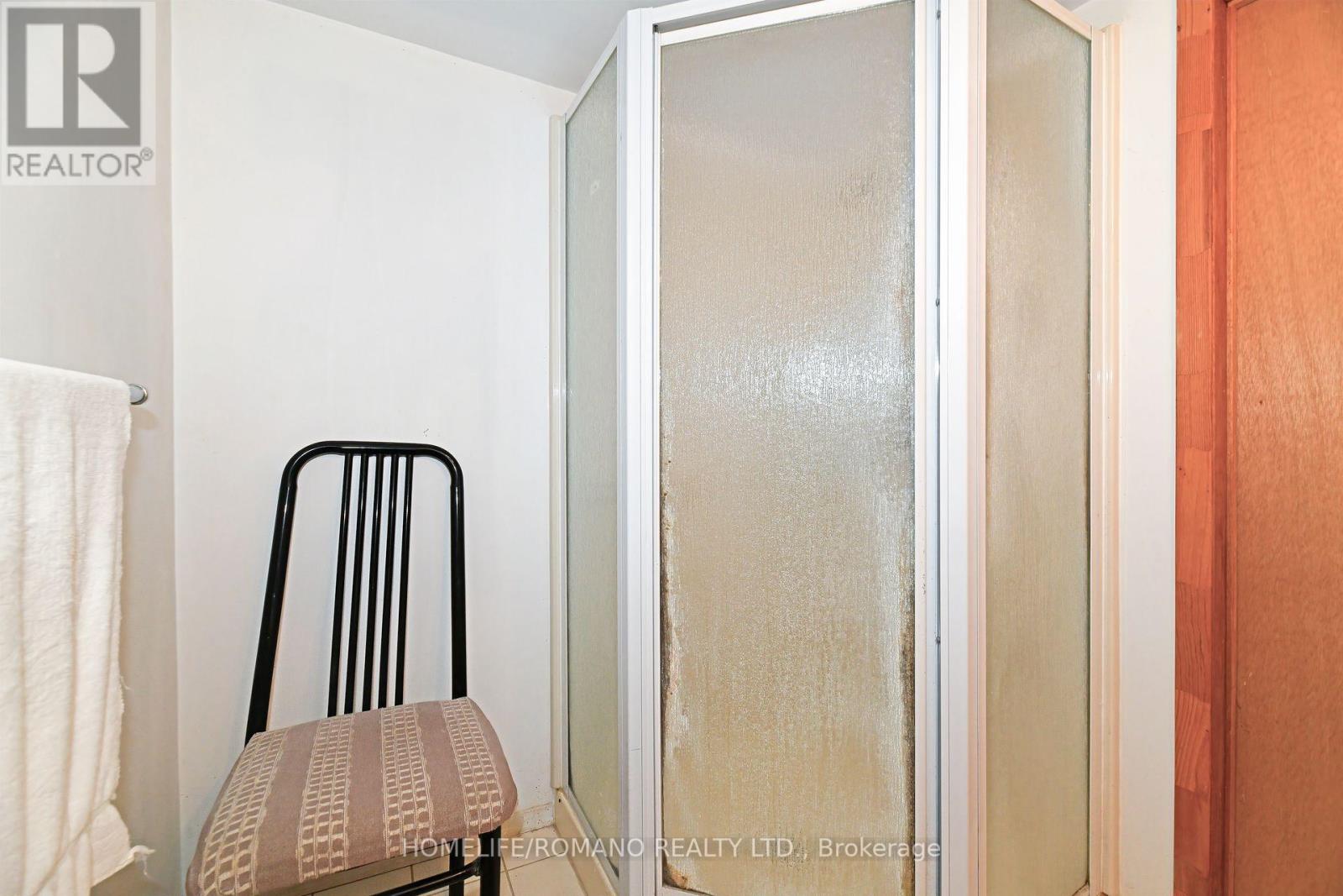 238 Epsom Downs Drive, Toronto, Ontario  M3M 1T4 - Photo 19 - W12207082