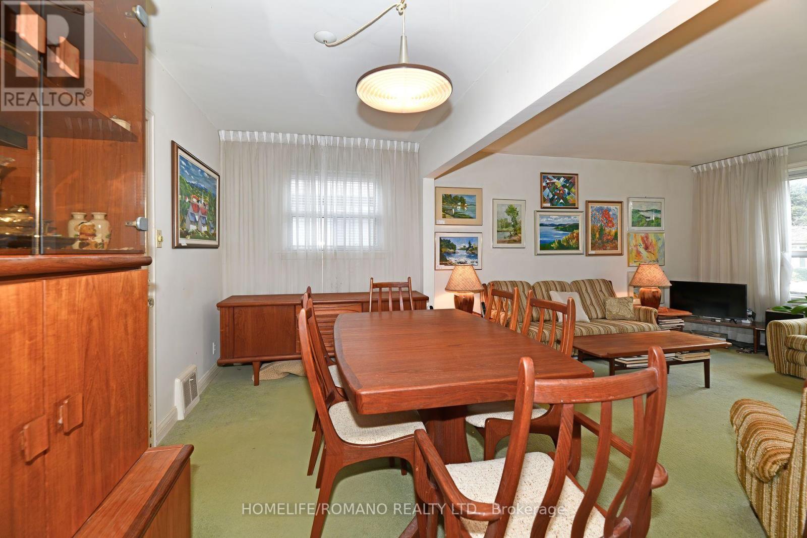 238 Epsom Downs Drive, Toronto, Ontario  M3M 1T4 - Photo 8 - W12207082