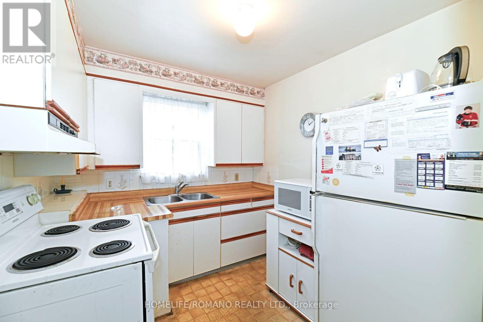 238 Epsom Downs Drive, Toronto, Ontario  M3M 1T4 - Photo 9 - W12207082
