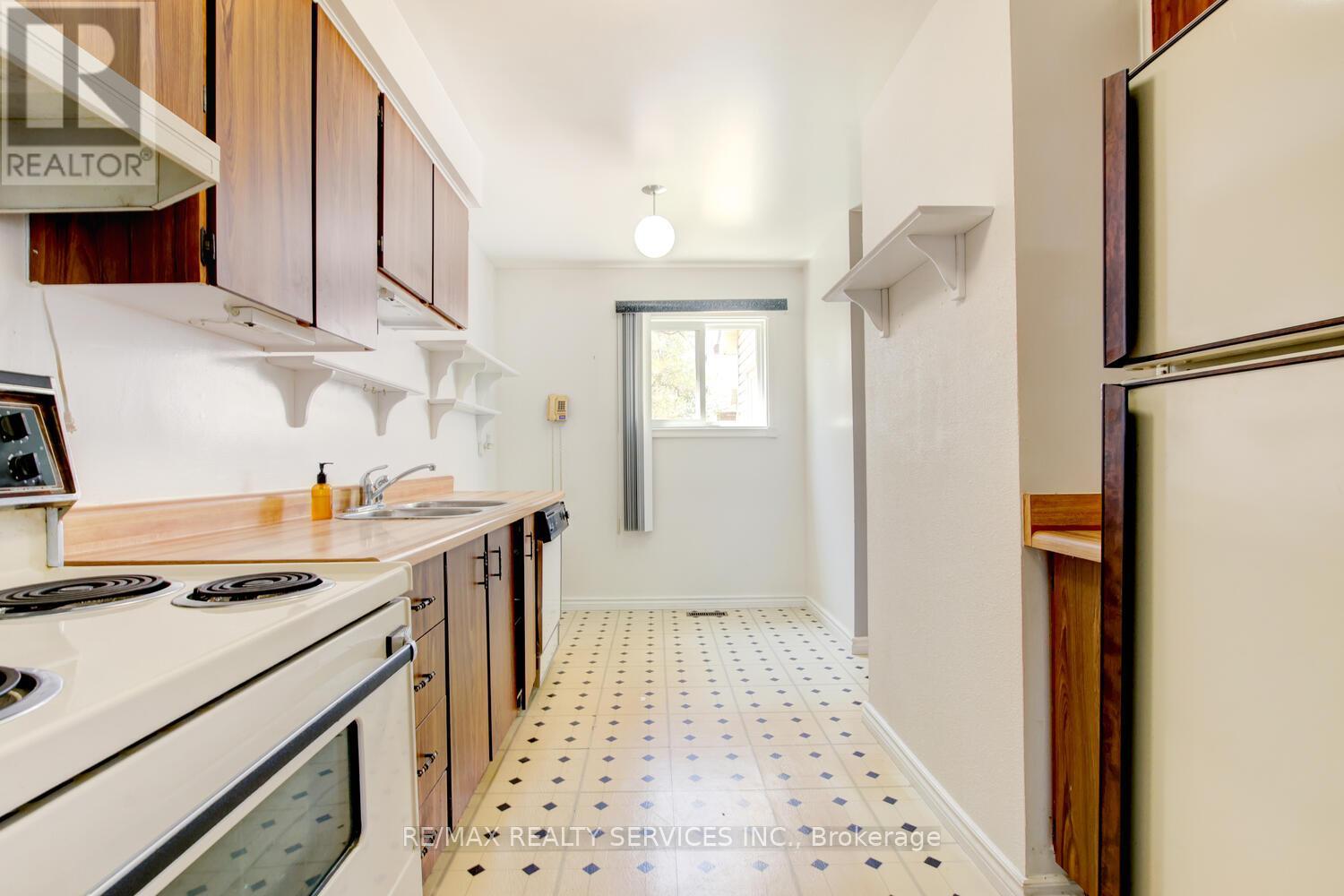 6 Wesmorland Avenue, Brampton, Ontario  L6Z 1E7 - Photo 4 - W12207104