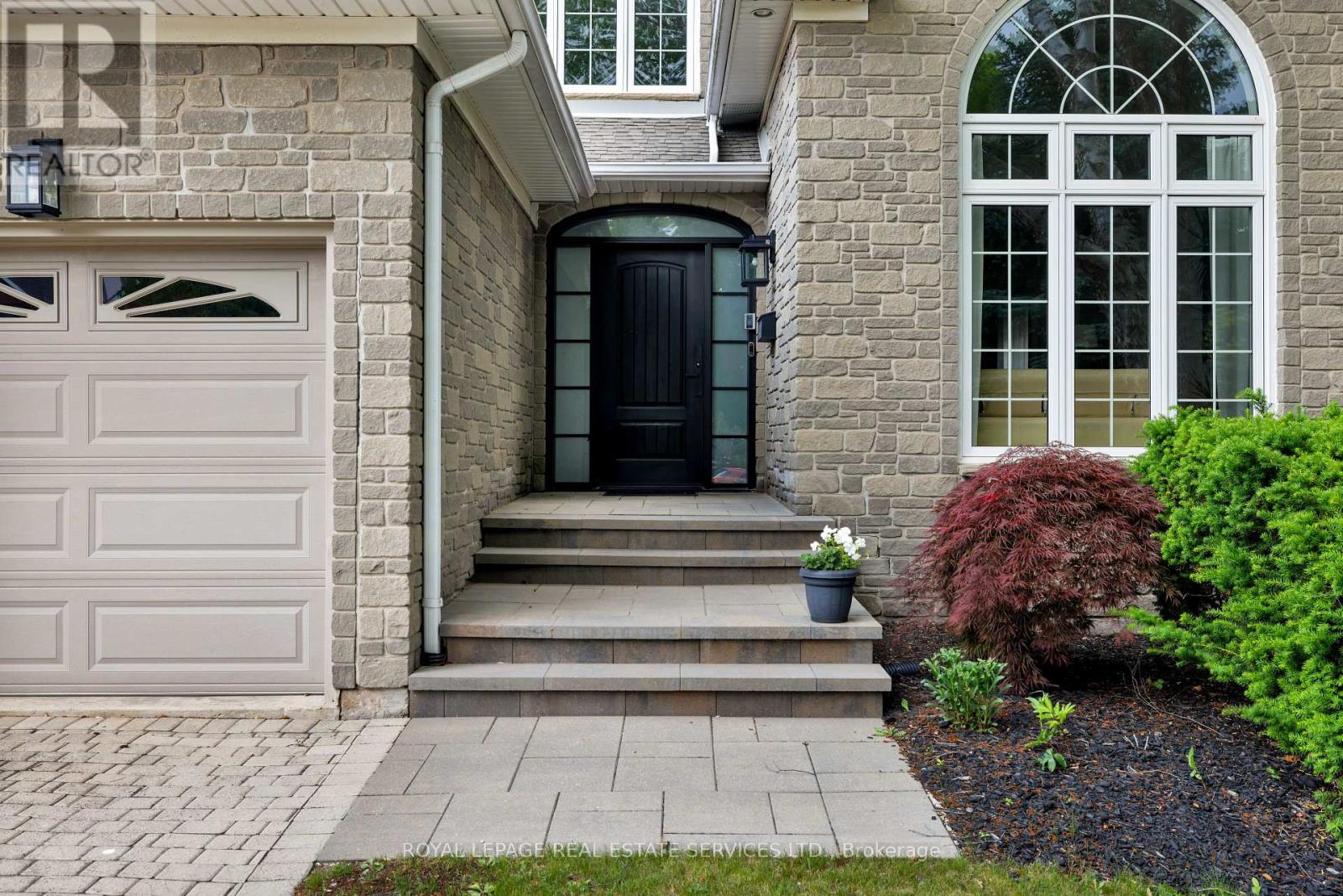 1061 Summit Ridge Drive, Oakville, Ontario  L6M 3K9 - Photo 3 - W12207120