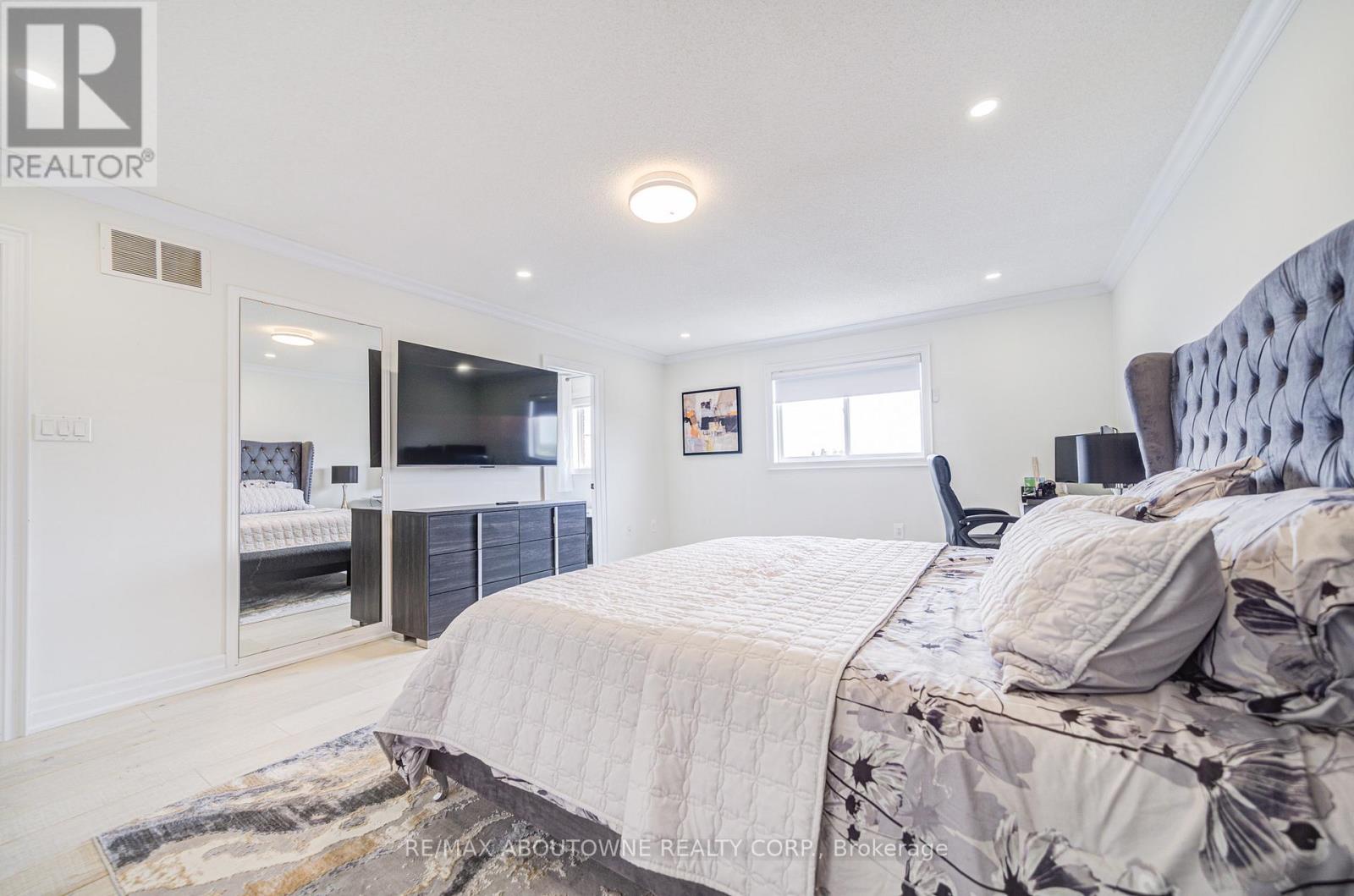 2094 Redstone Crescent, Oakville, Ontario  L6M 5B1 - Photo 23 - W12207122