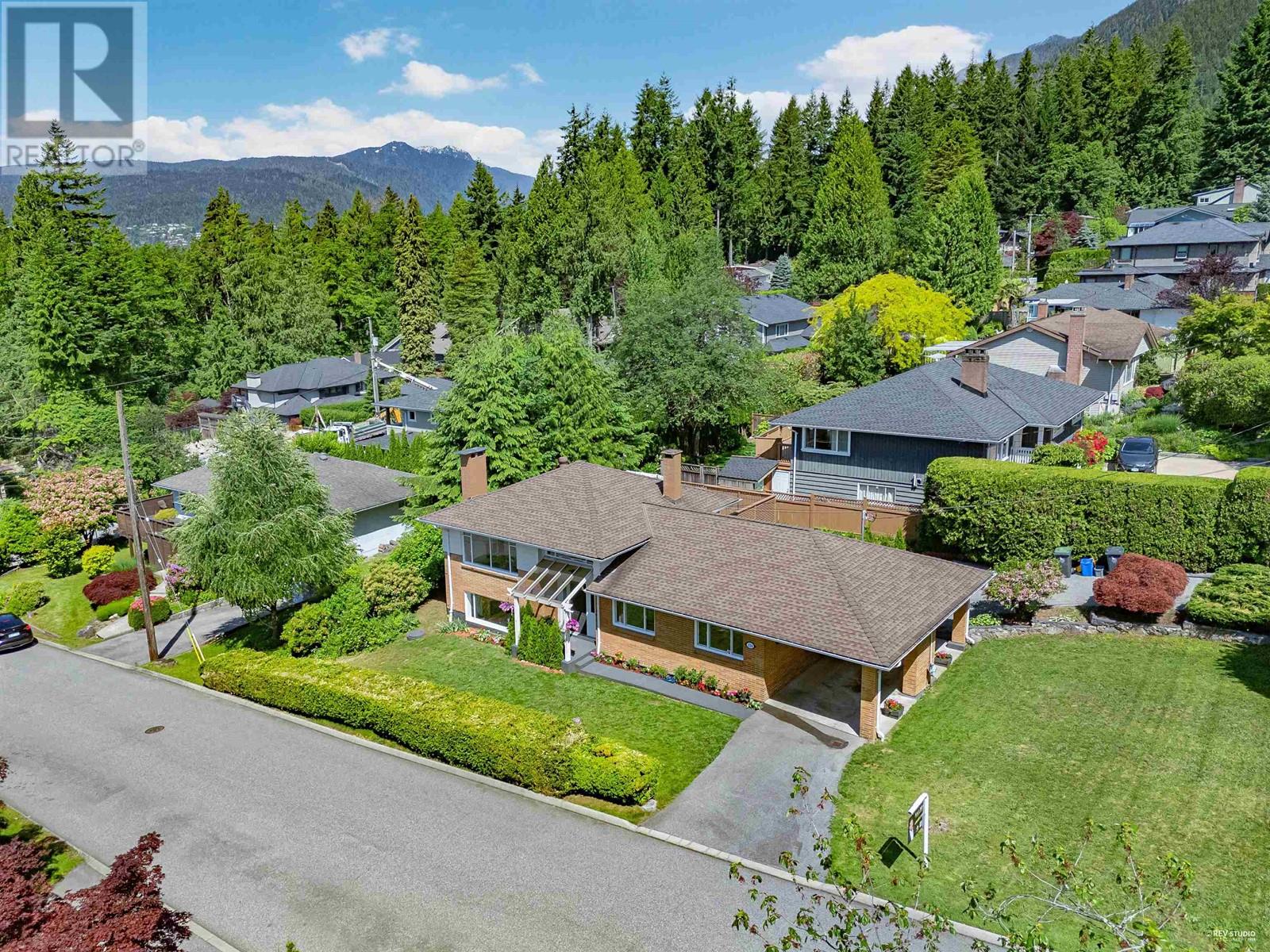 330 W Braemar Road, North Vancouver, British Columbia  V7N 2T5 - Photo 2 - R3012857