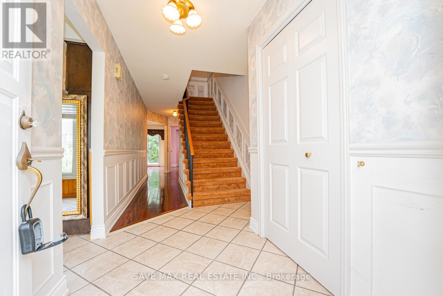 40 Omega Square, Brampton, Ontario  L6Z 1K5 - Photo 4 - W12201320