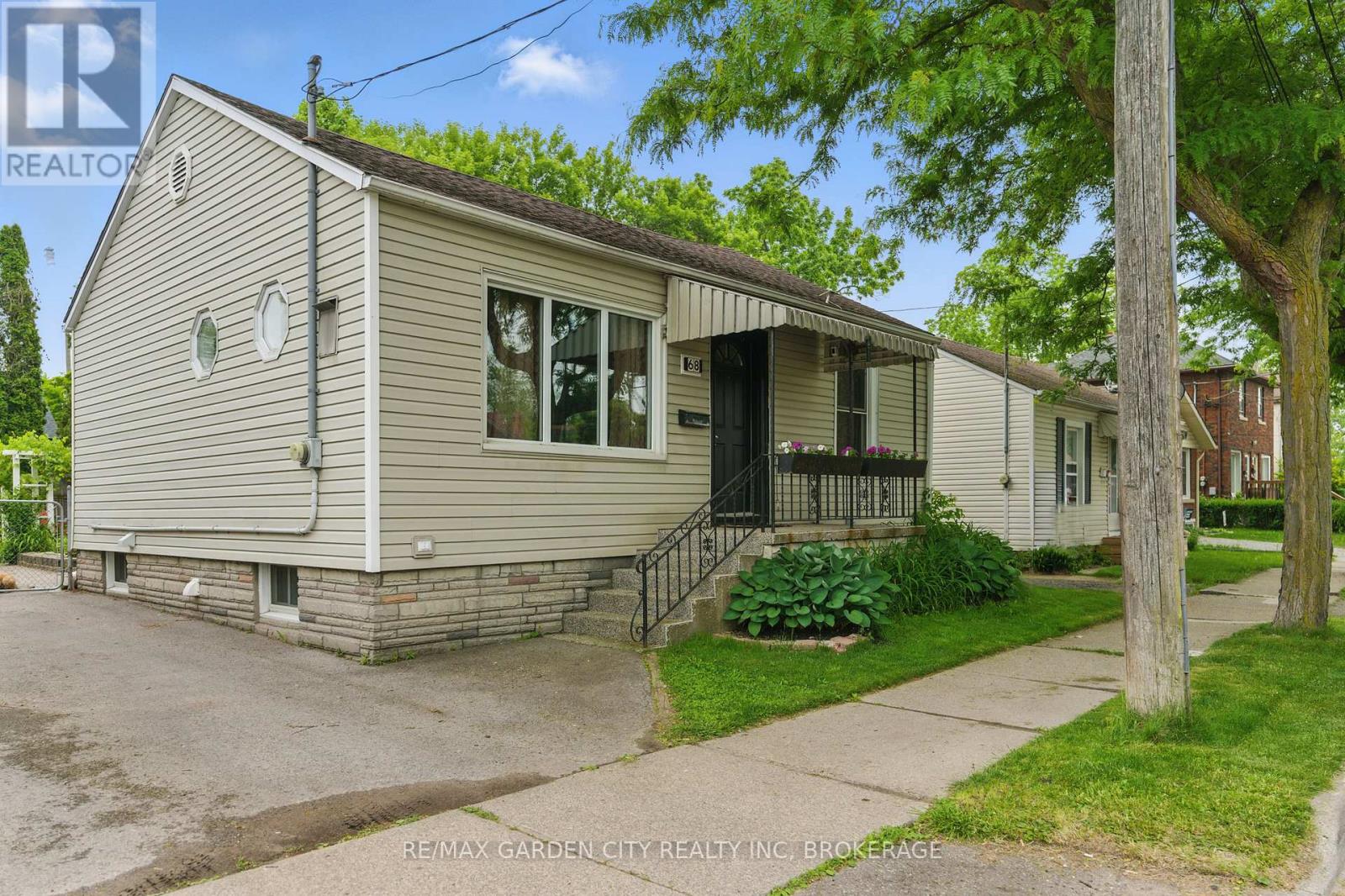 68 Carlton Street, St. Catharines (Downtown), Ontario  L2R 1P8 - Photo 2 - X12166182